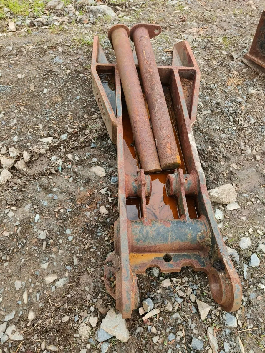 Thumb Grabs Excavators 20T to 45T - Image 1