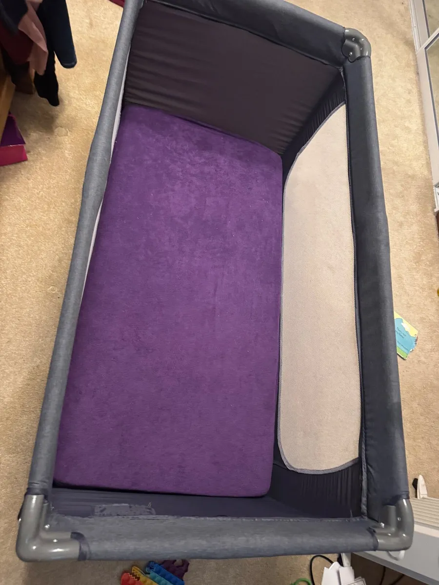 Baby travel cot - Image 2