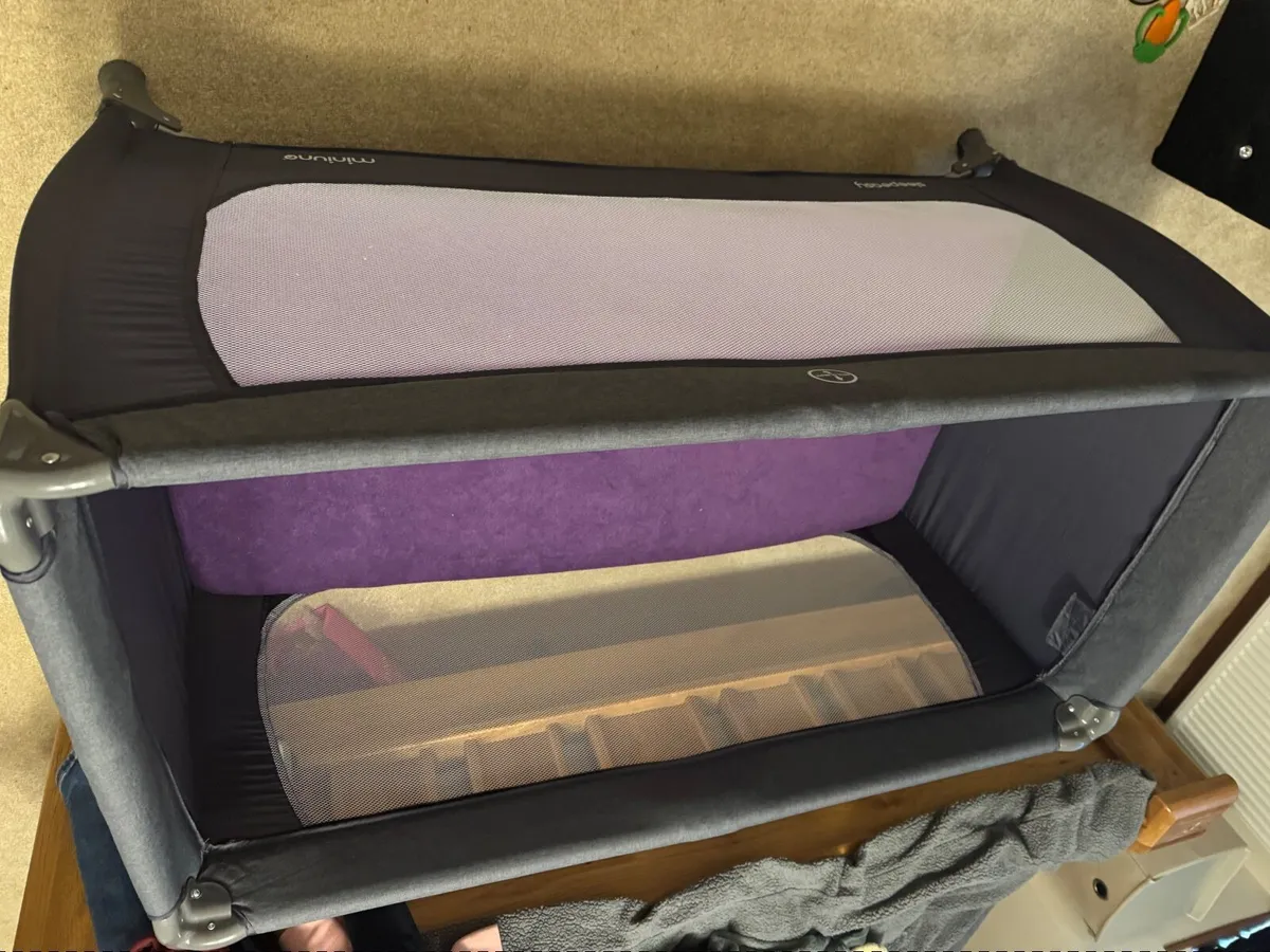Baby travel cot - Image 3