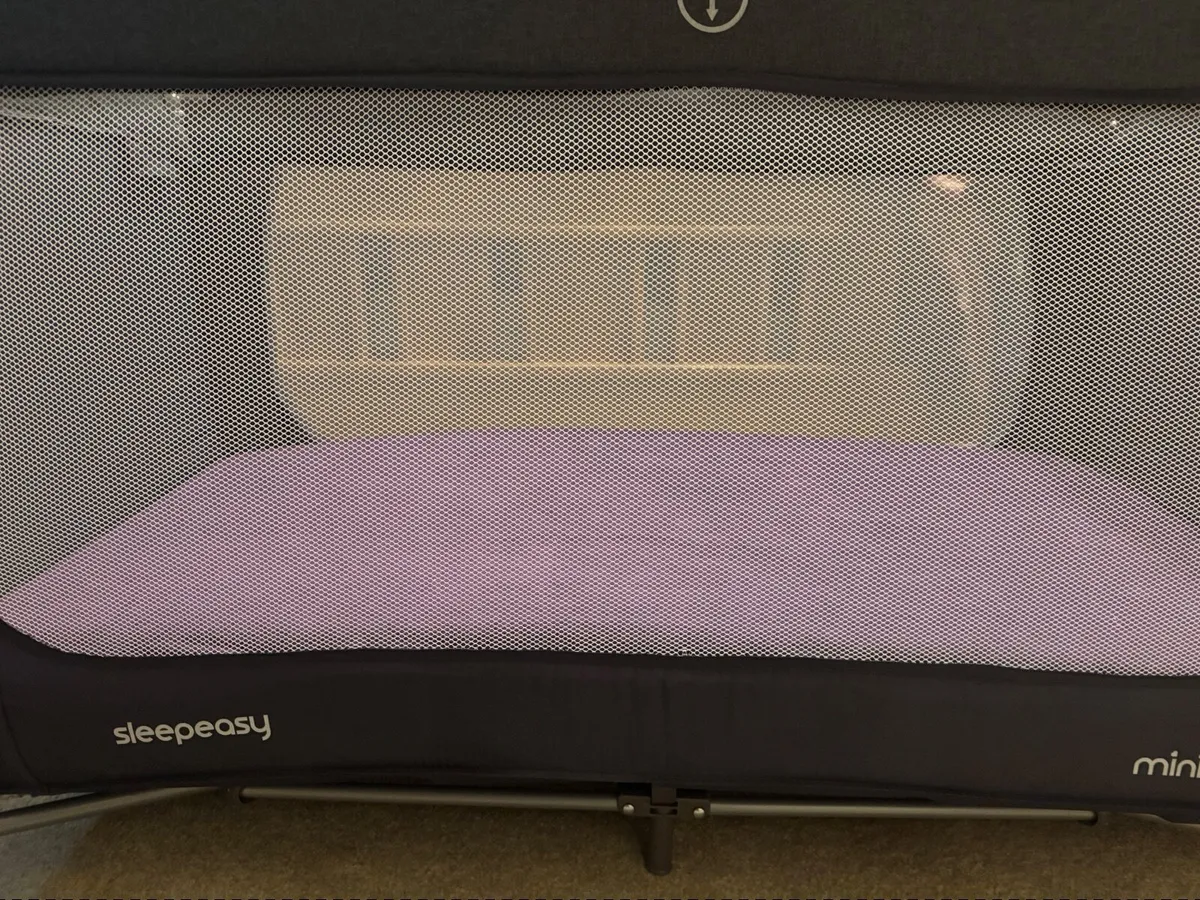 Baby travel cot - Image 4