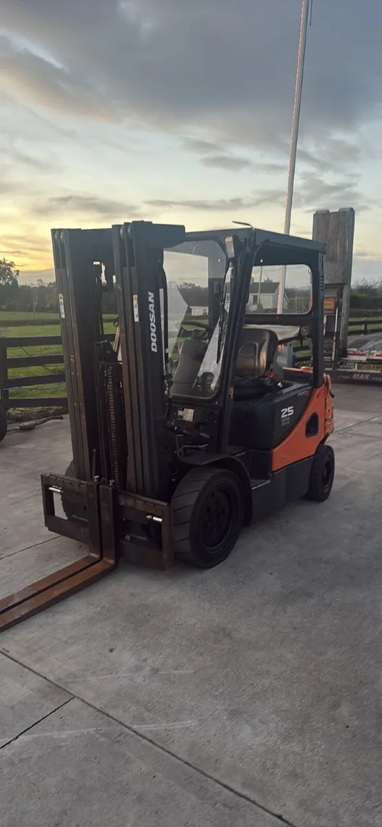 Doosan 2.5 ton diesel Forklift - Image 1
