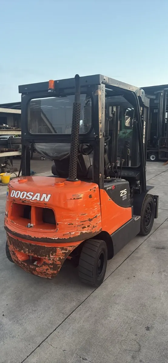 Doosan 2.5 ton diesel Forklift - Image 2