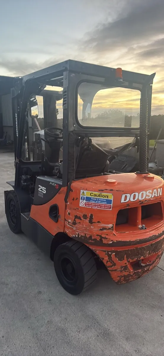 Doosan 2.5 ton diesel Forklift - Image 3