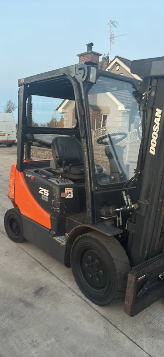 Doosan 2.5 ton diesel Forklift - Image 4