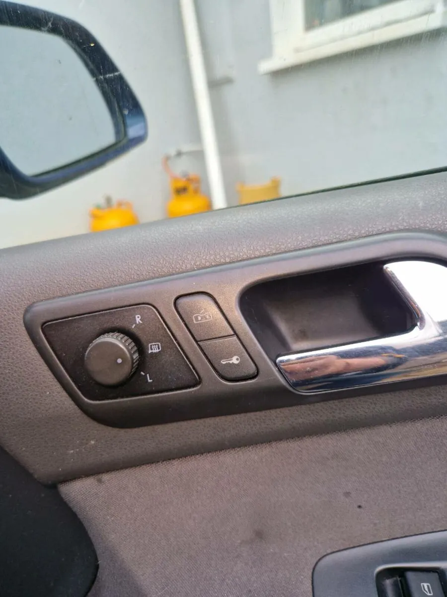 Car - Image 3