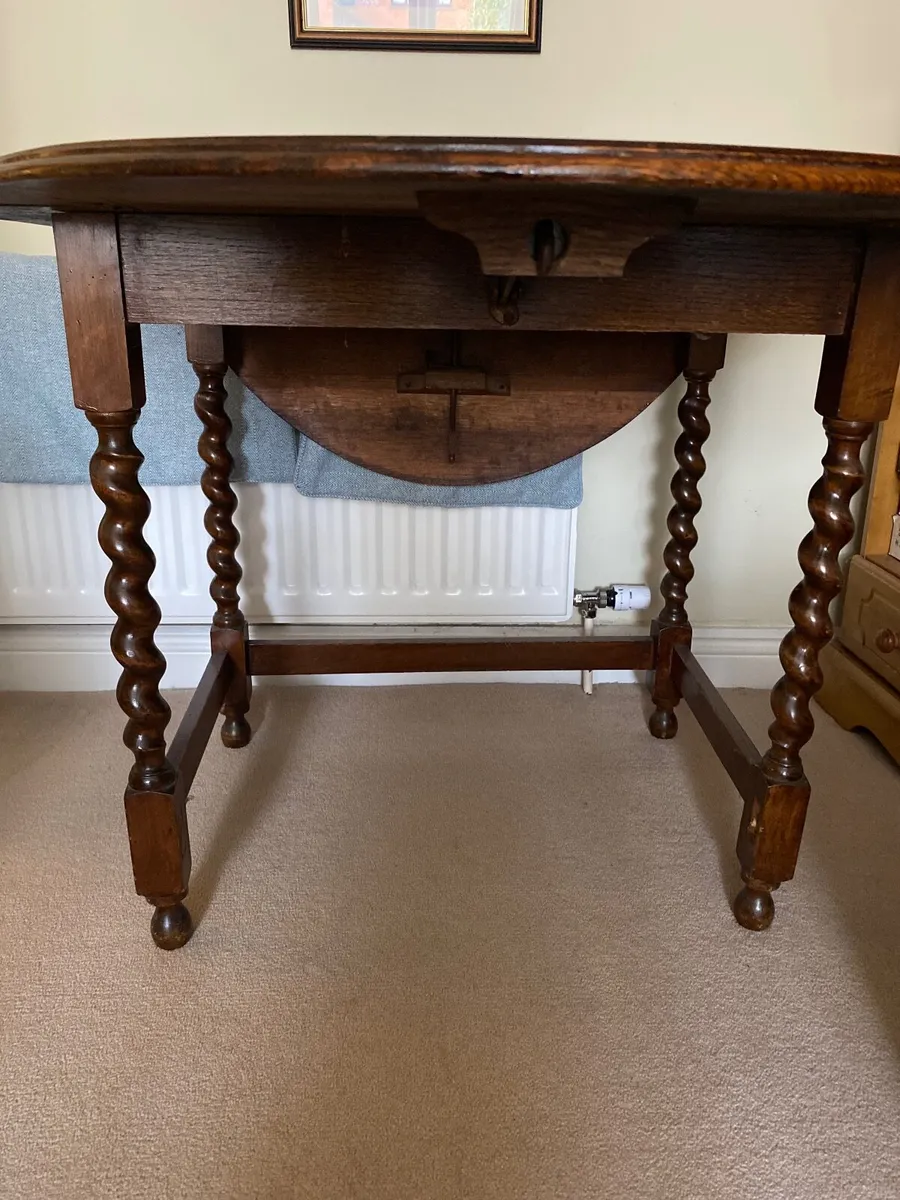 Dining table - Image 1