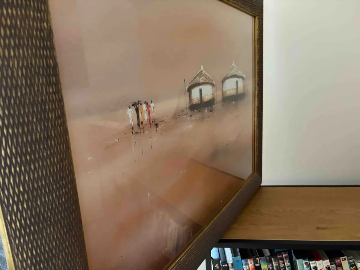 Gold textured framed picture in glass - Image 3