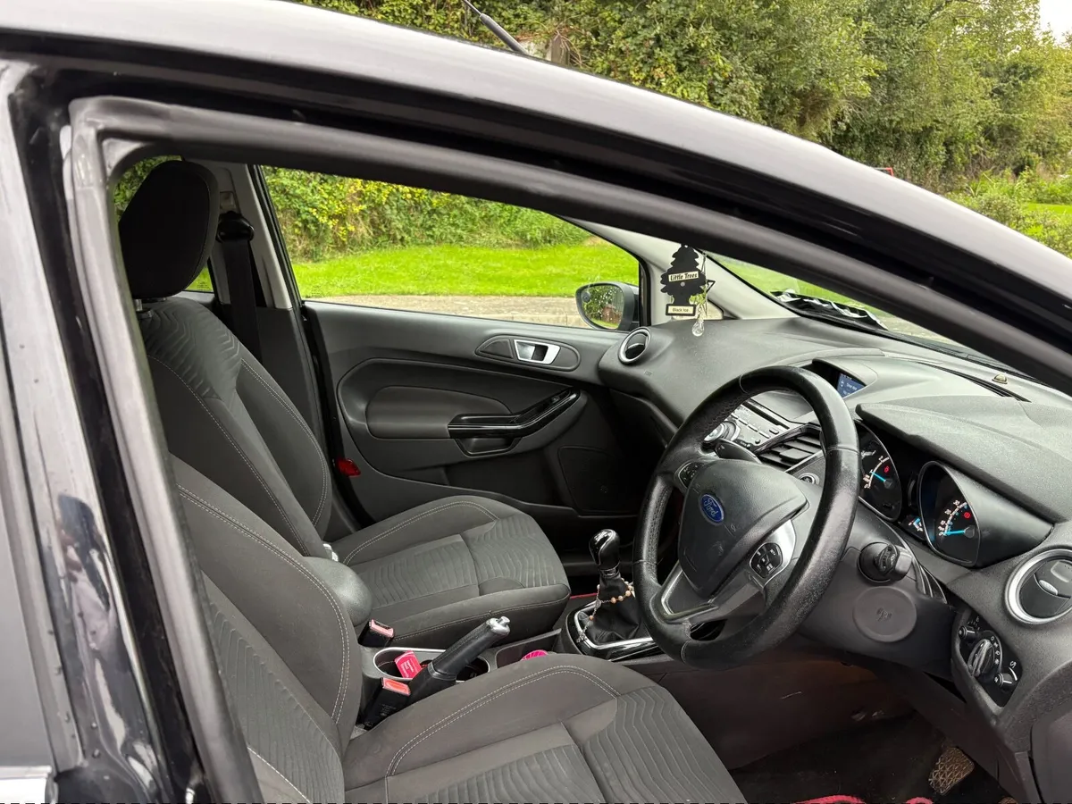 Ford Fiesta 2015 - Image 2