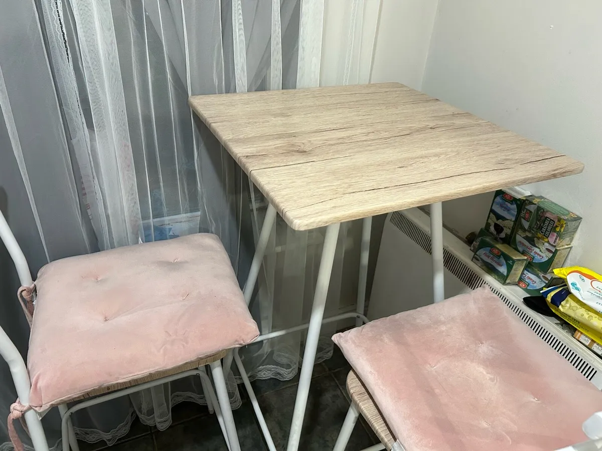 Bar table and stools - Image 2