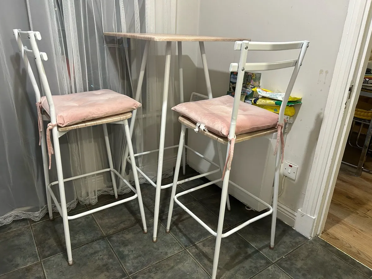 Bar table and stools - Image 3
