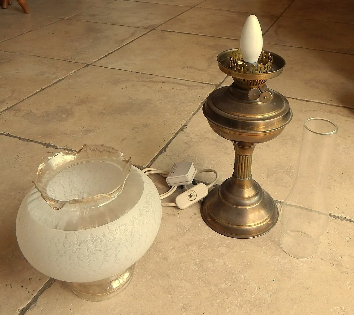 Electric Reproduction of Oil Lamp - Image 3