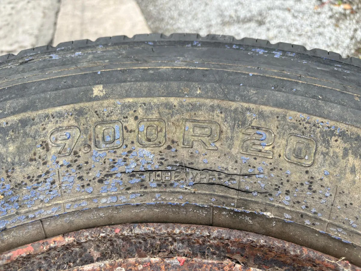 4 x 900 x 20 8 Stud wheels & tyres - Image 3