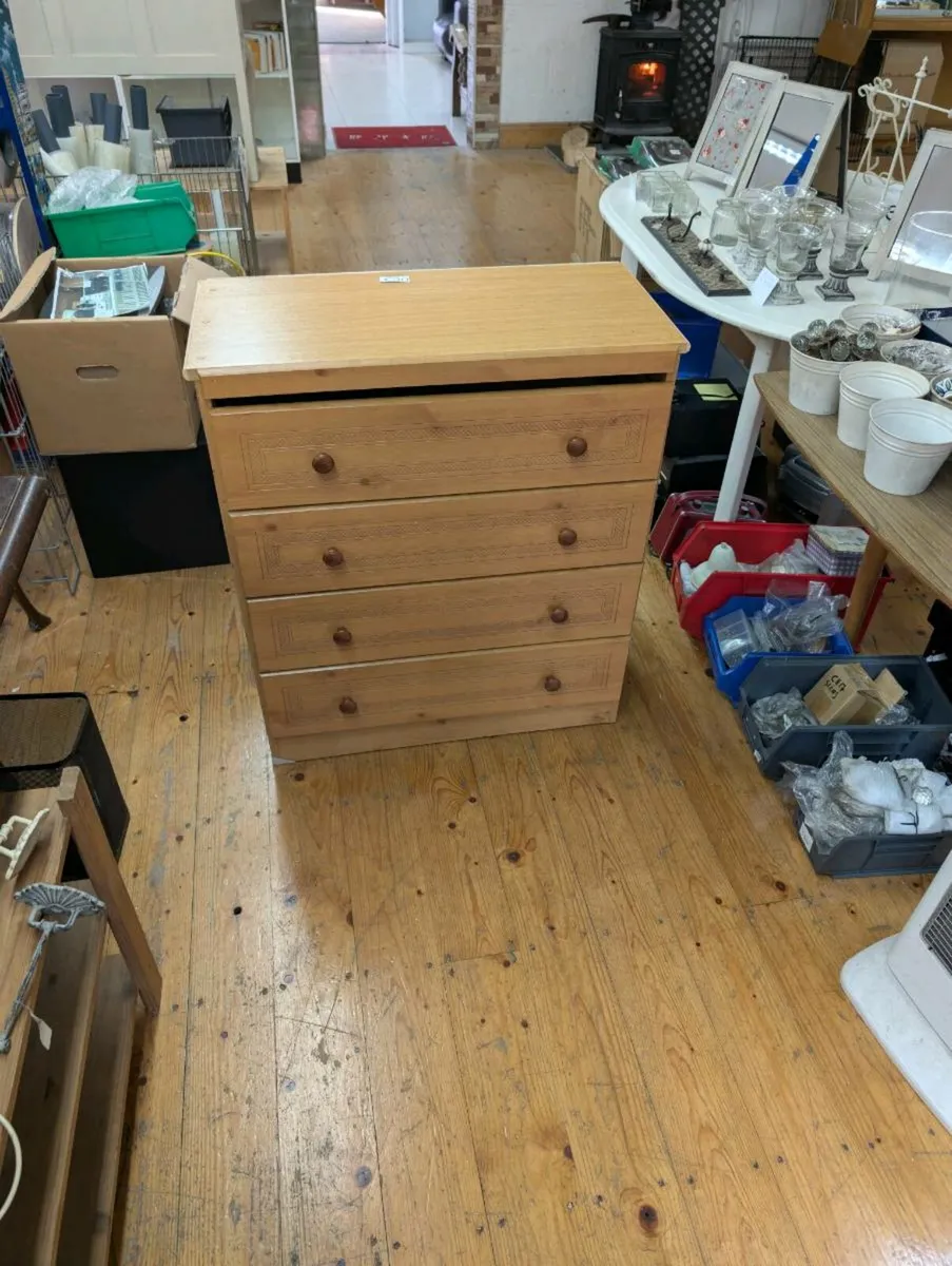 Coffee table and chest of drawers - Image 1