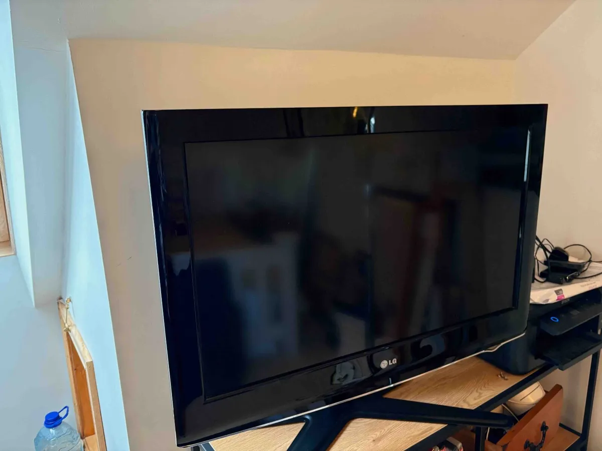 32 inch LG LH3000 tv (circa 2009) - Image 1
