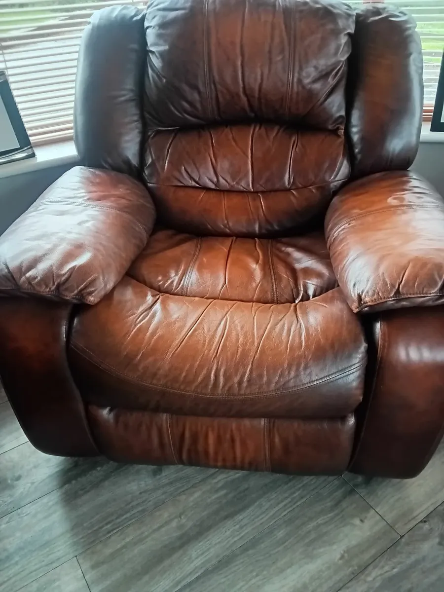 Suite of furniture - Image 1