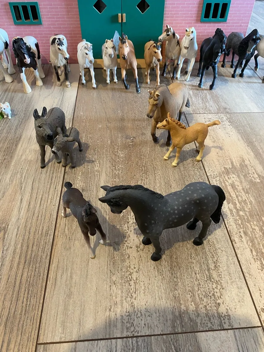 Schleich horses with accessories and stable - Image 3