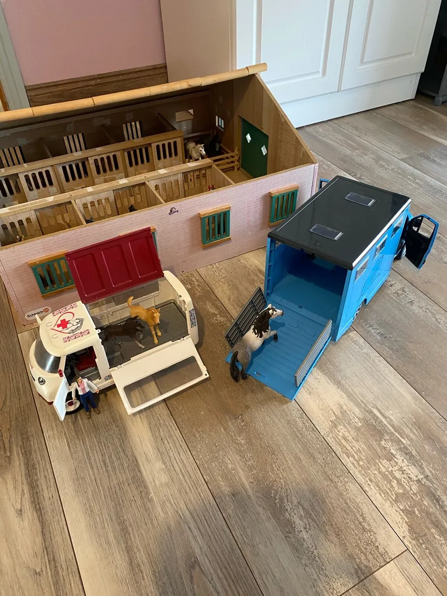 Schleich horses with accessories and stable - Image 4
