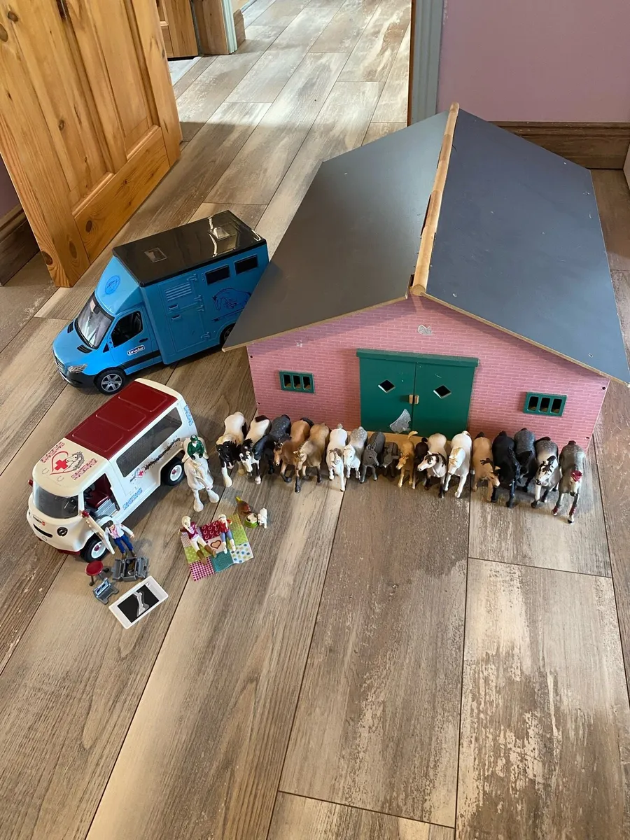 Schleich horses with accessories and stable - Image 1