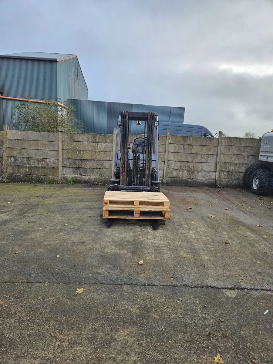 Electric Forklift - Image 2