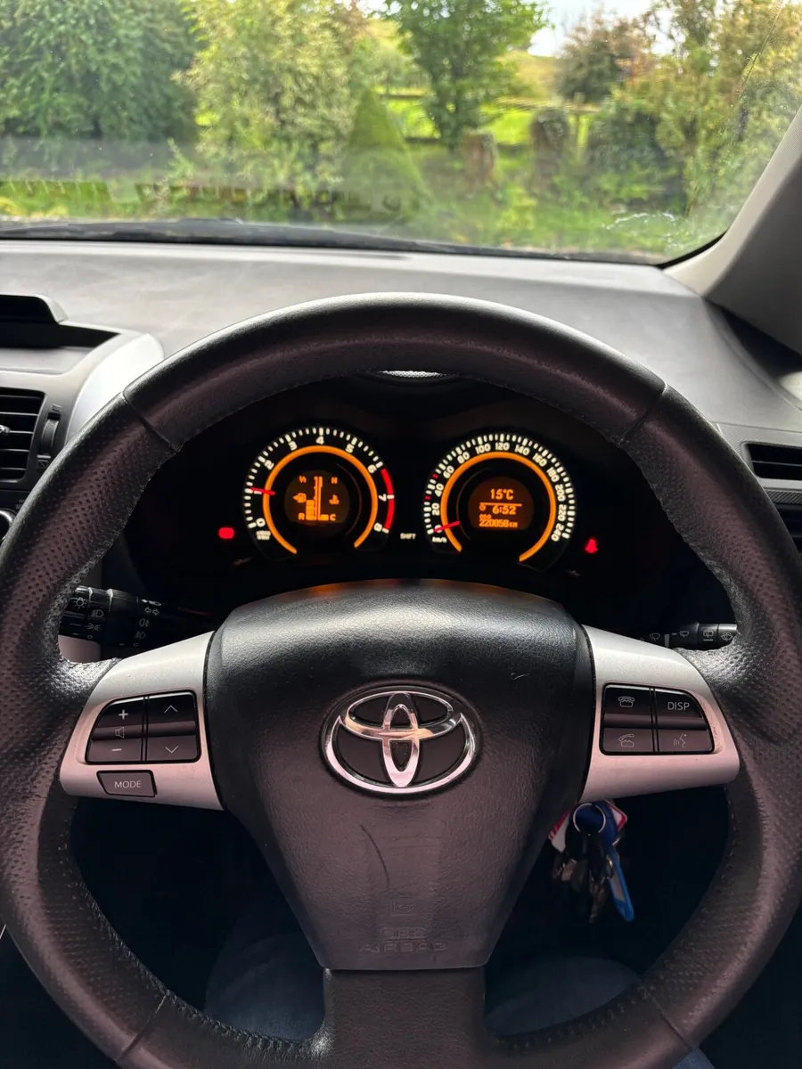 Toyota Auris 2011 - open to honest offers - Image 3