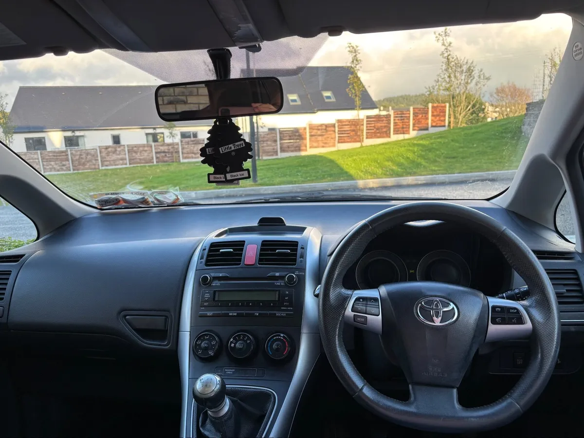 Toyota Auris 2011 - open to honest offers - Image 4