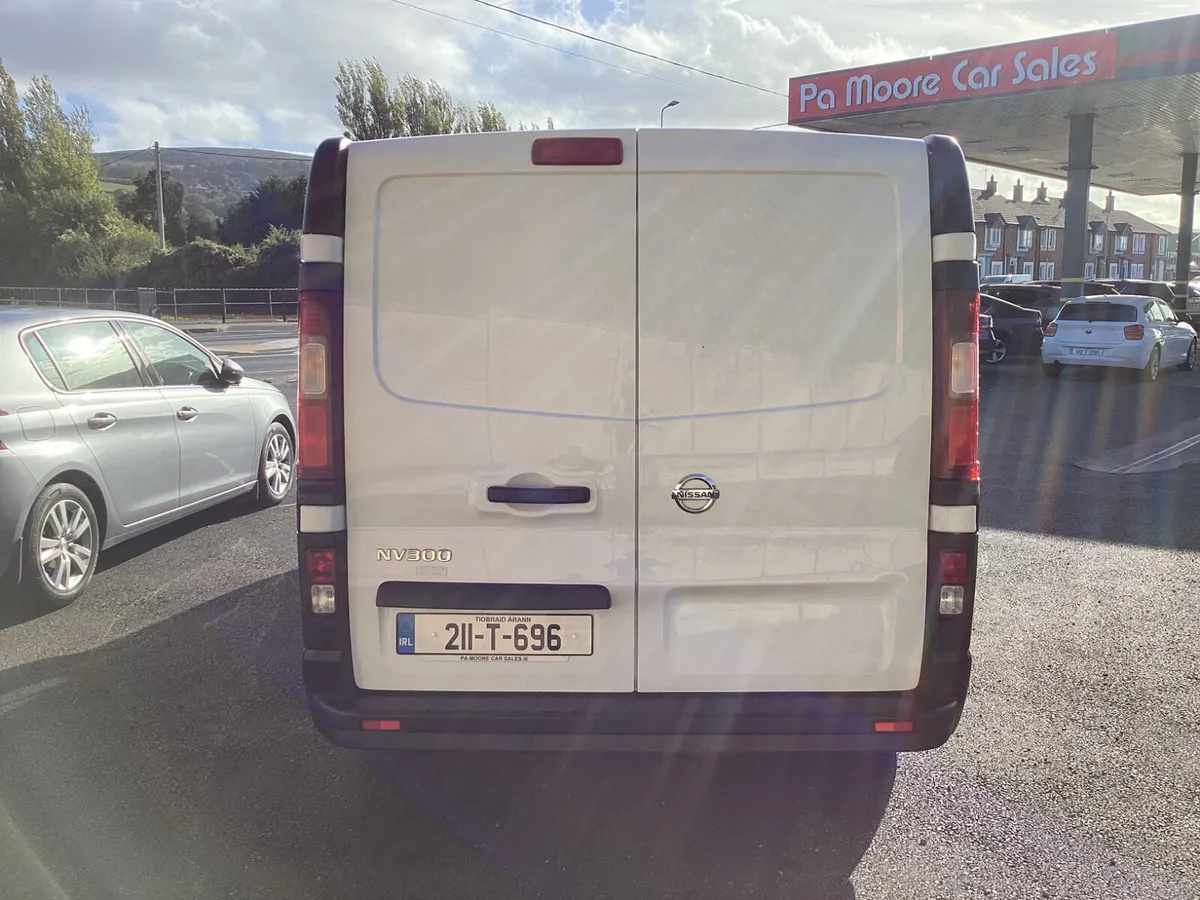 Nissan NV300 ** 1 OWNER * SAT NAV - Image 4