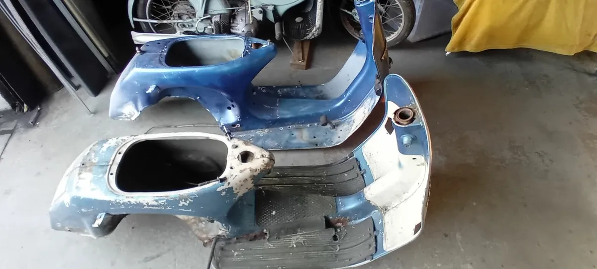 2 old Vespa frames - Image 1