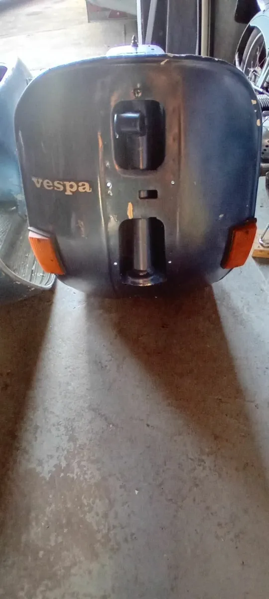 2 old Vespa frames - Image 2