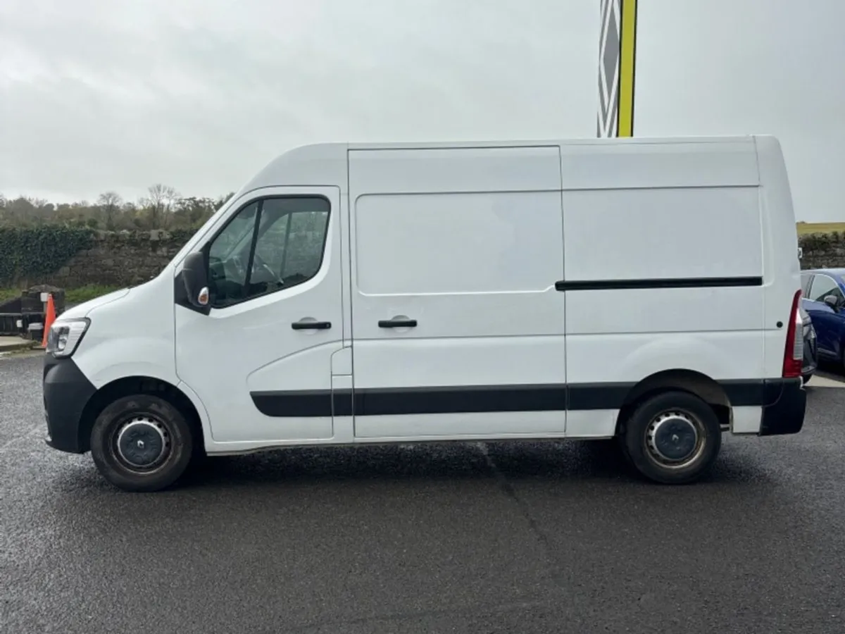 Renault Master MWB EX VAT Price Displayed - Image 4