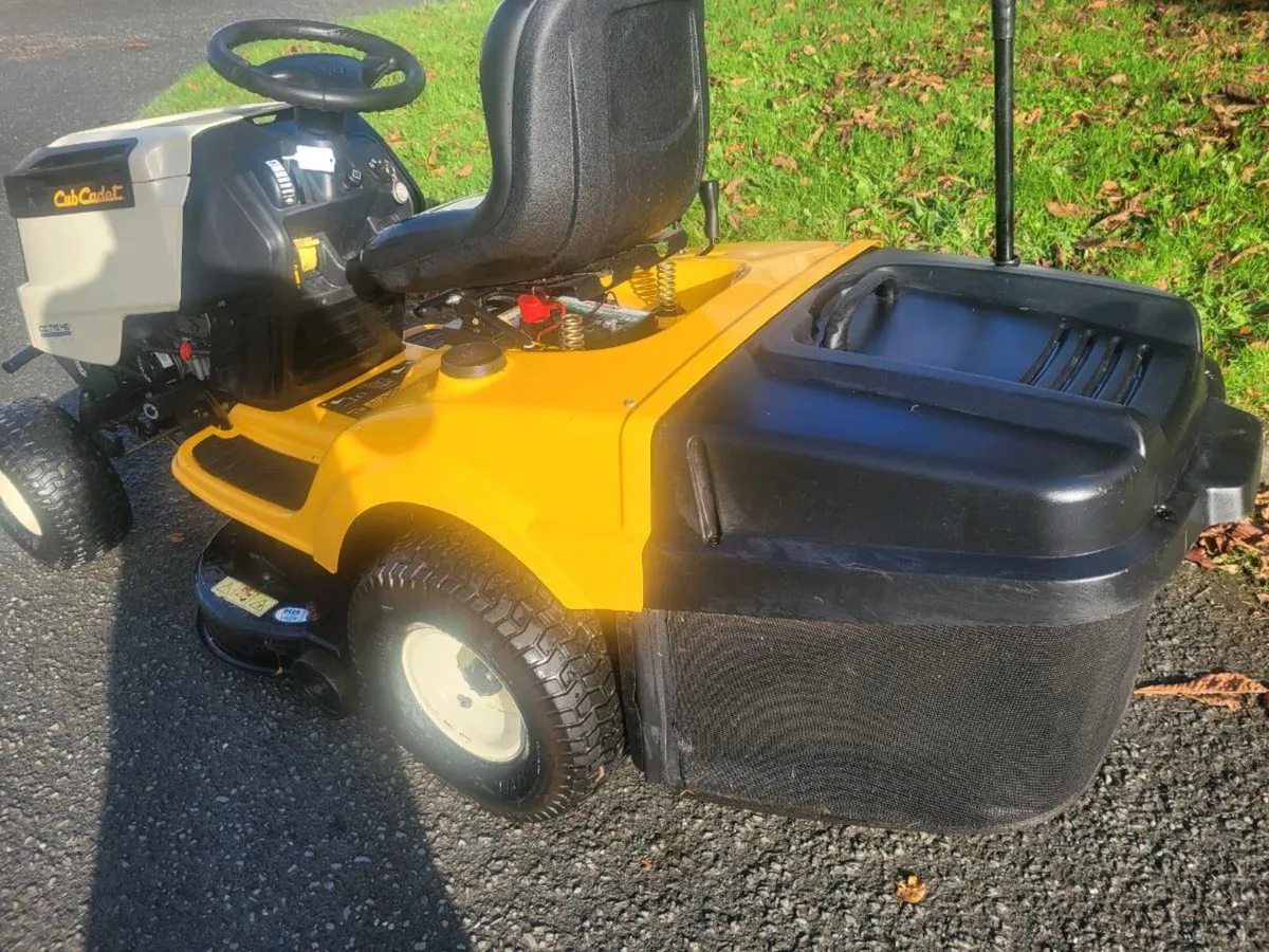 2017  cubcadet lawnmower - Image 4