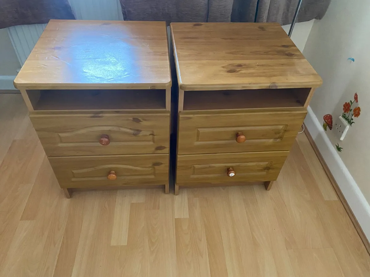 2x wooden bedside lockers - Image 1