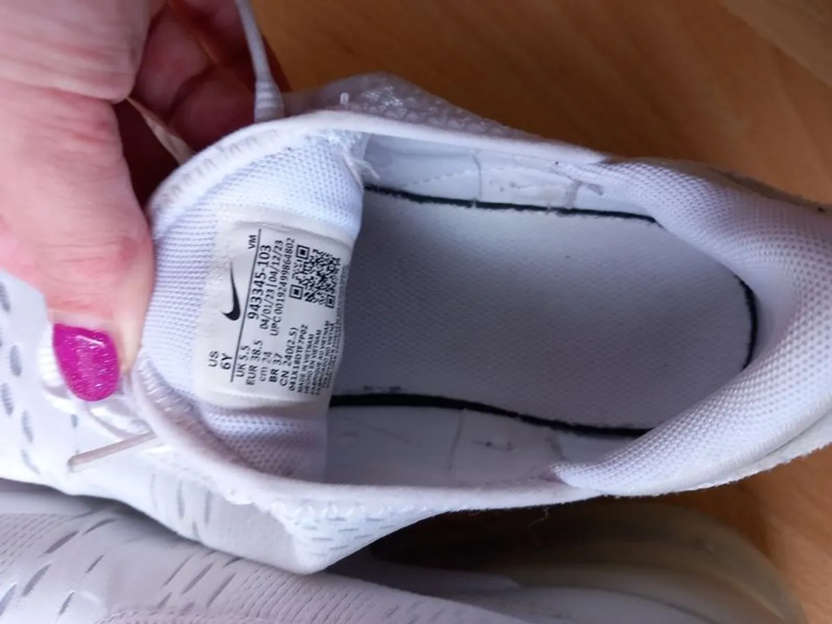 Nike boys shoes size 5.5 - Image 4