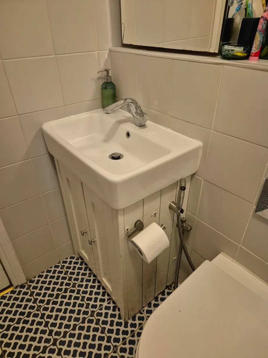 Bathroom unit and l shaped bath FREE - Image 1