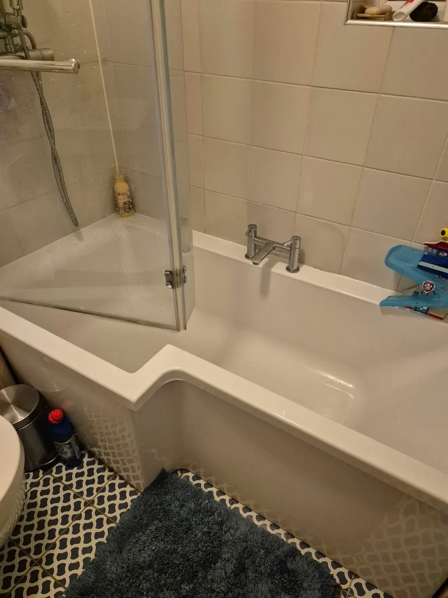 Bathroom unit and l shaped bath FREE - Image 2