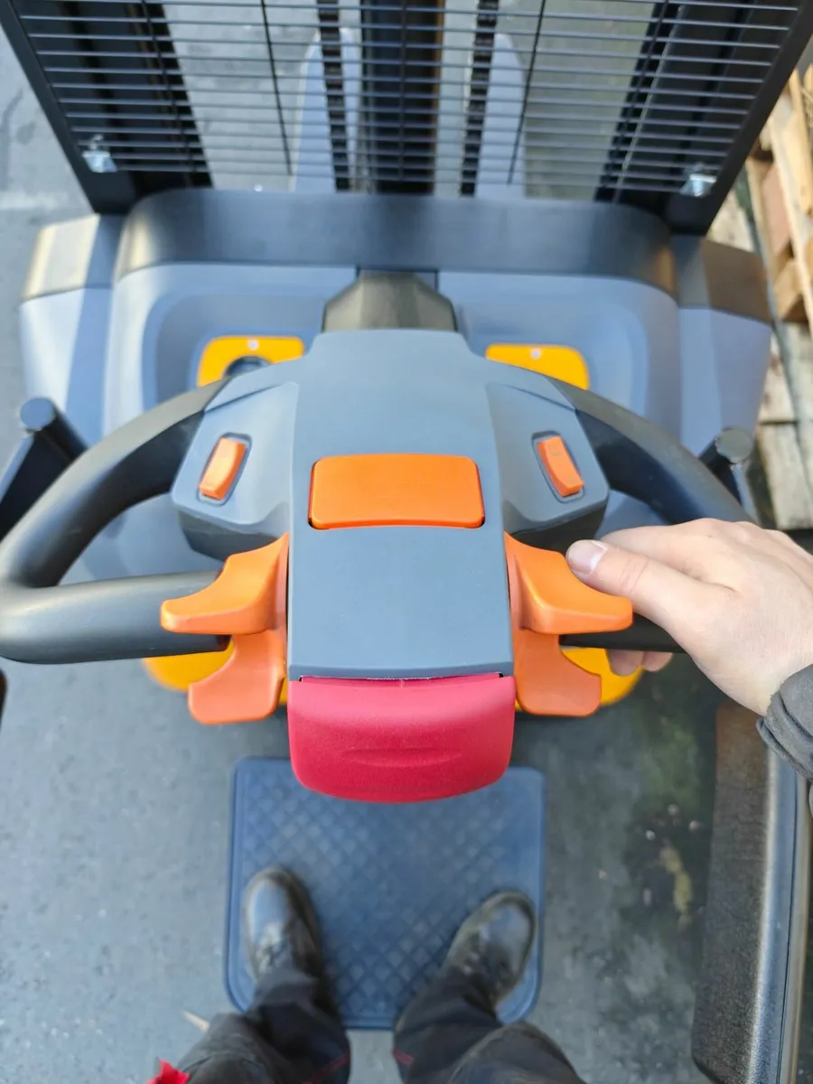 FULLY ELECTRIC PALLET STACKER - Image 2