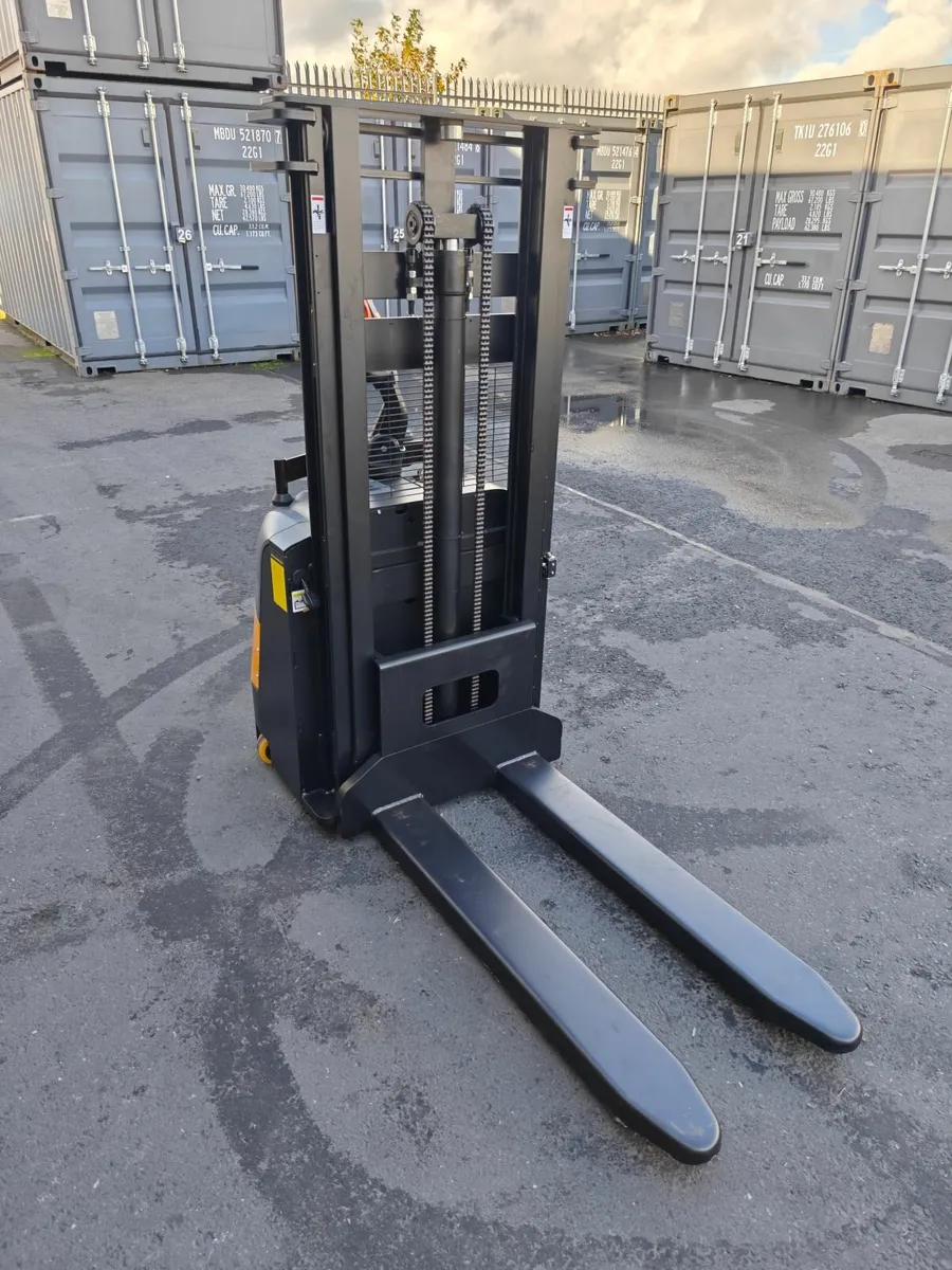 FULLY ELECTRIC PALLET STACKER - Image 1