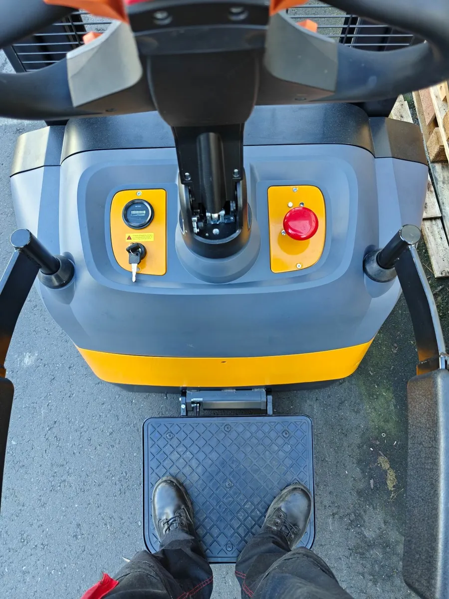 FULLY ELECTRIC PALLET STACKER - Image 3