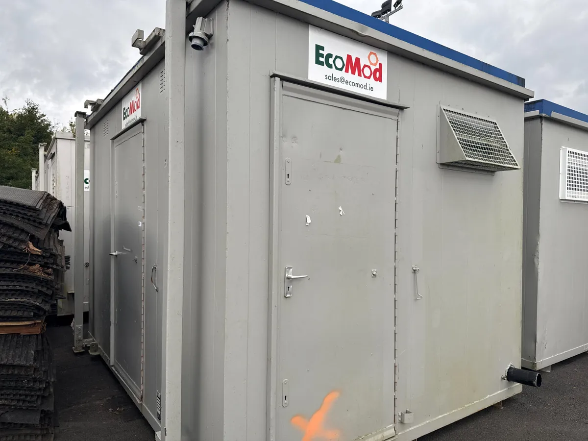 Approx: 12ft x 9ft Toilet Block For Auction - Image 1