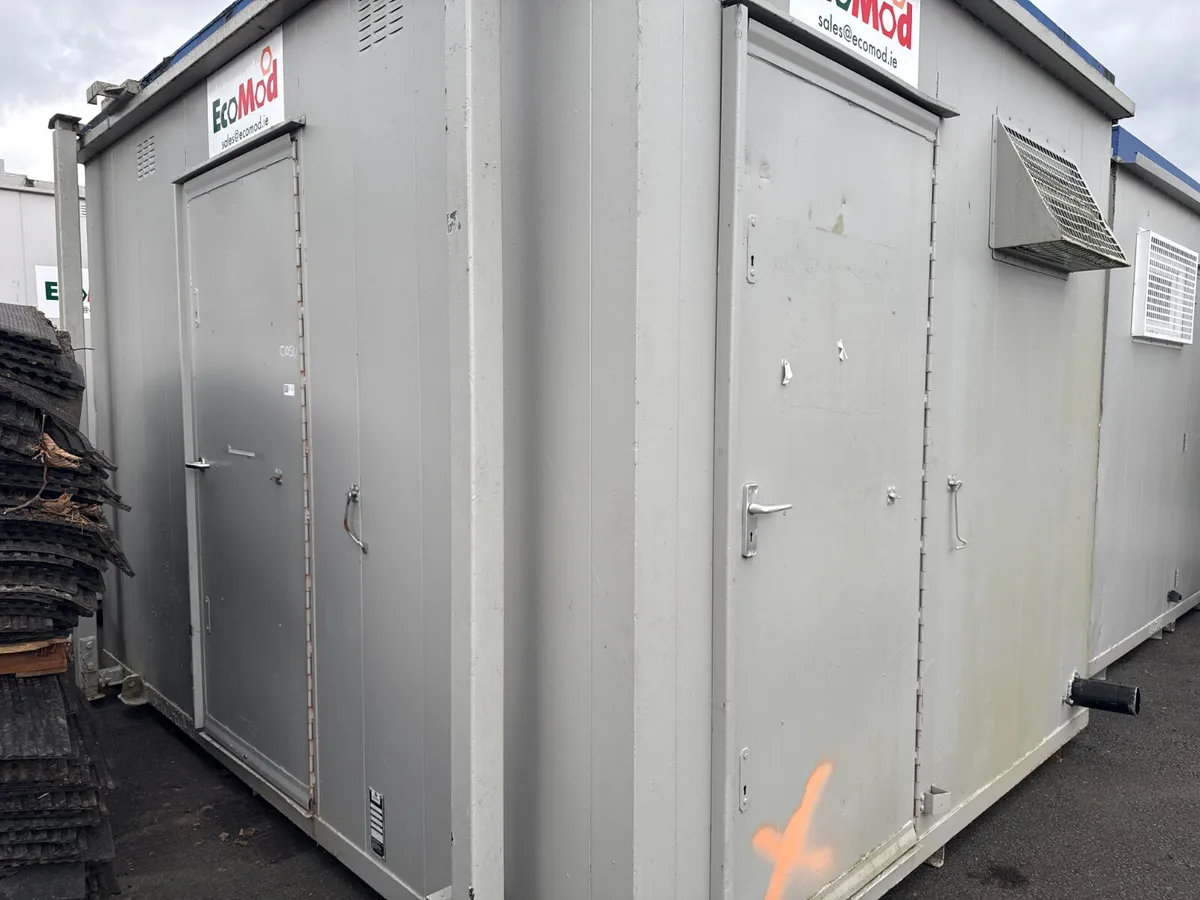 Approx: 12ft x 9ft Toilet Block For Auction - Image 2