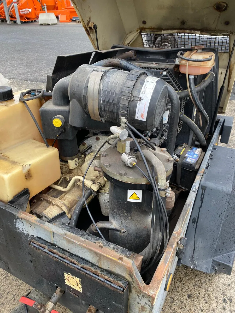 2011 INGERSOLL 726E 90CFM SINGLE TOOL COMPRESSOR - Image 4