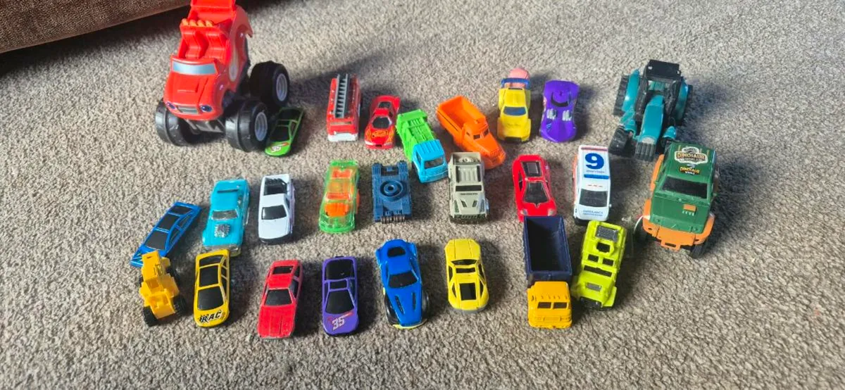 Cars and garage - Image 1