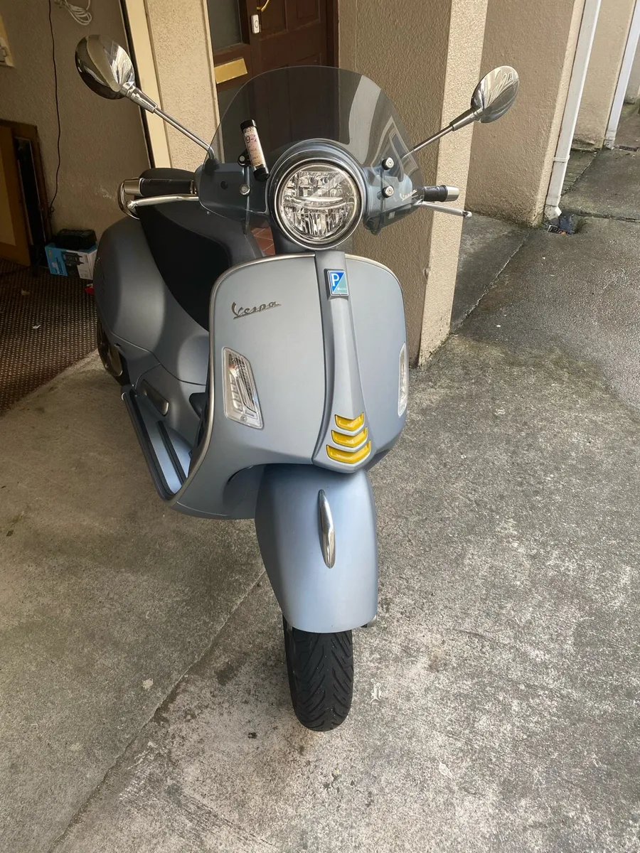 2022 Vespa GTS300 - Image 2