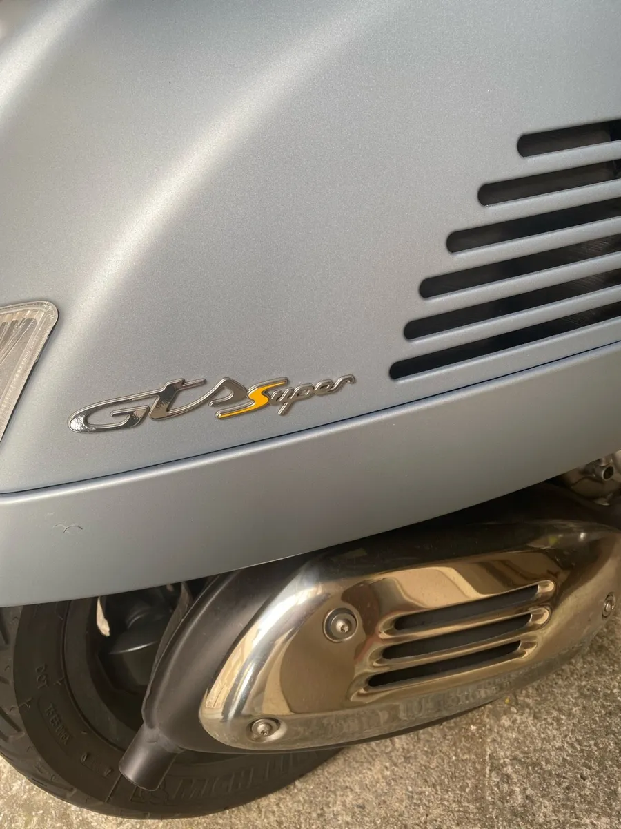 2022 Vespa GTS300 - Image 4
