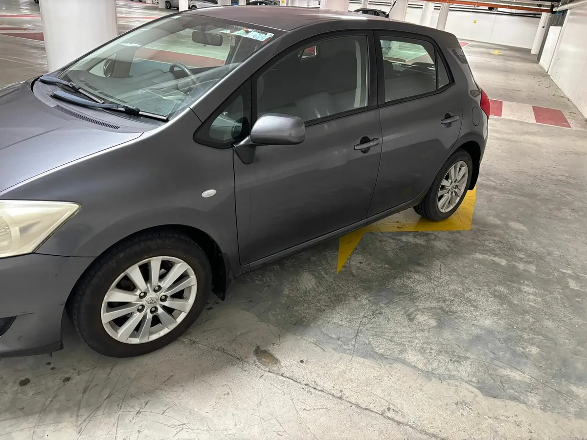 Toyota auris very low km - Image 1