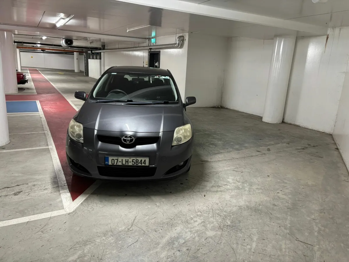 Toyota auris very low km - Image 2