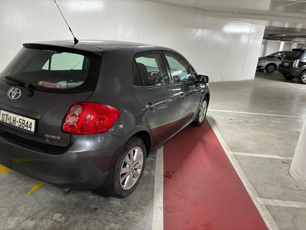 Toyota auris very low km - Image 3