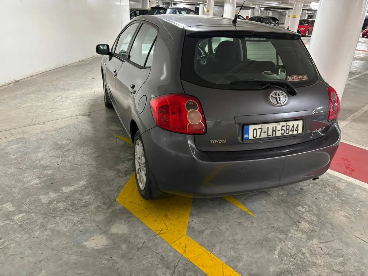 Toyota auris very low km - Image 4