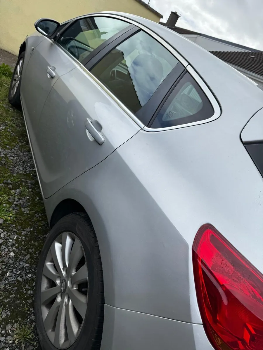 Opel Astra 2010 - Image 2