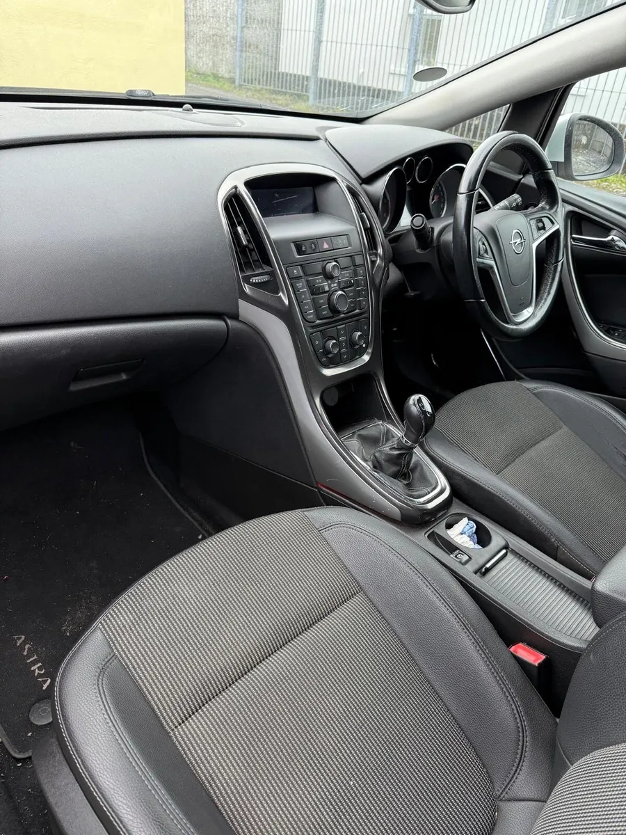 Opel Astra 2010 - Image 3