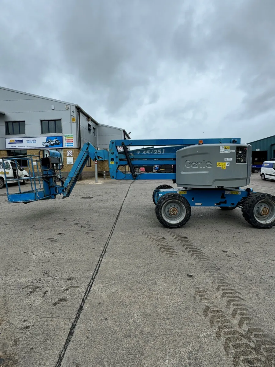 2012 GENIE GR26J 32FT VERTICAL MAST BOOM LIFT - Image 1